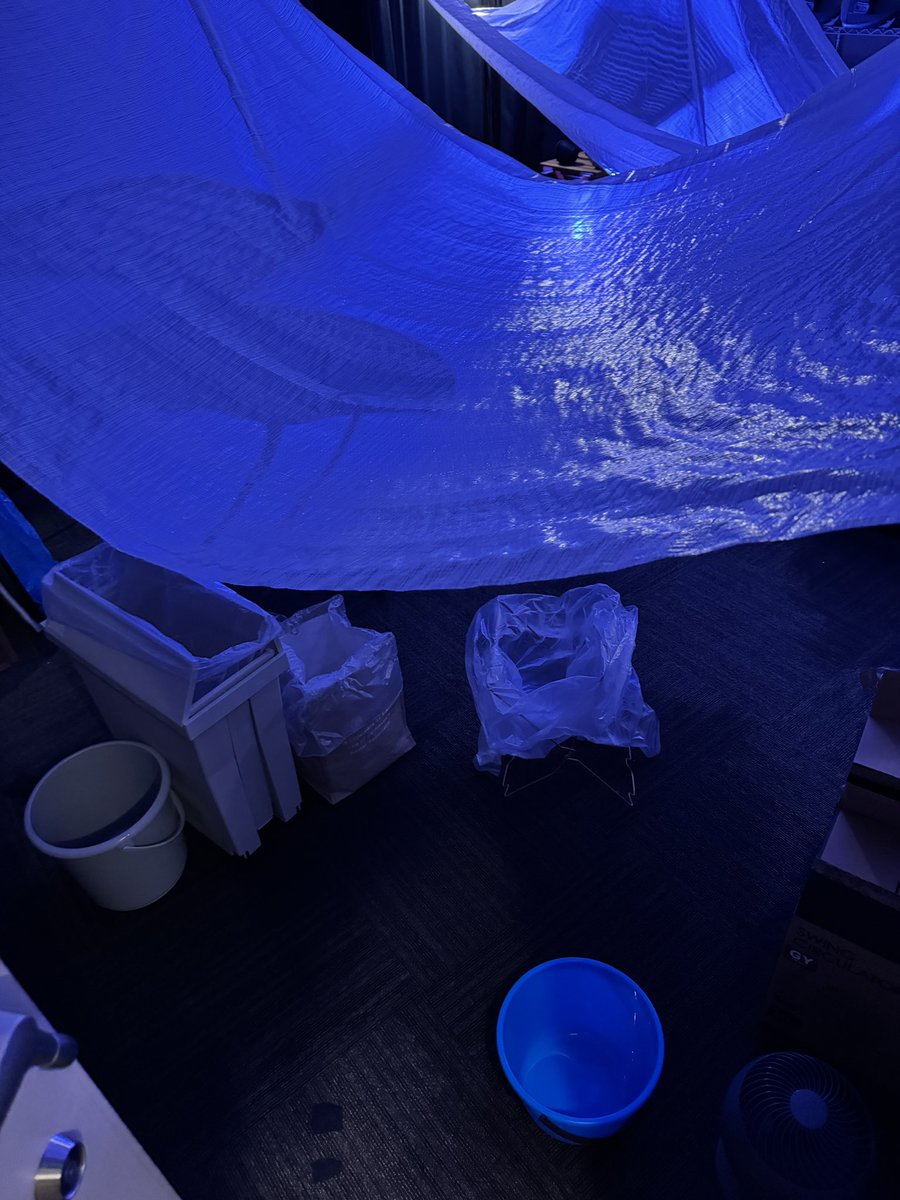 studio_with's tweet photo. 【スタジオの状況について】
昨日、天井からのかなりの水漏れがあり、夕方〜夜中まで続きました。
しかし、GW中ということもあり、連休明けの対応待ちです…。
（こちらで出来ることは可能な限りしています）
近日開催予定のイベントに関しては、それぞれの代表の方に個別にご連絡していきます。 https://t.co/nYwm0HU8u0