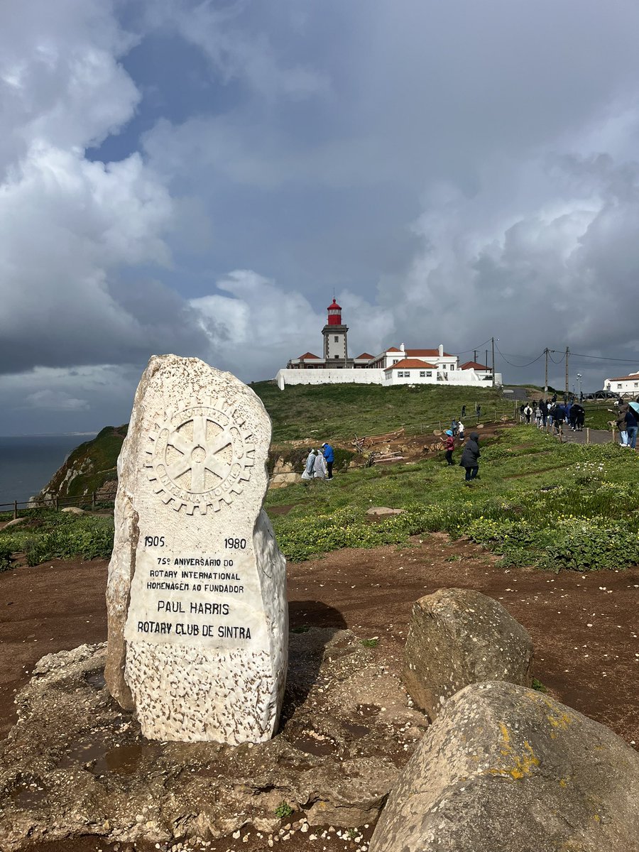 Madrid-Cabo da Roca = Cabo da Roca📍

Final del trayecto. Punto más occidental de la Península Ibérica y Europa Continental👈

Km 765 de 765 🇵🇹

*donde acaba un Kilómetro Cero empieza el siguiente…