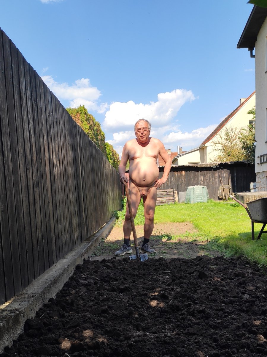 eSH23806674's tweet photo. World Naked Gardening Day https://t.co/txaN9YD4xf