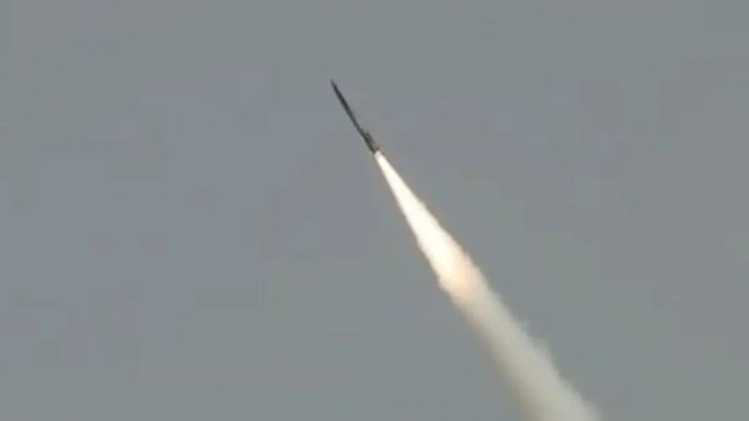 Tolivelugu's tweet image. భారత్-పాకిస్థాన్ మధ్య ప్రస్తుతం ఉద్రిక్త పరిస్థితులు కొనసాగుతున్న సంగతి తెలిసిందే. తాజాగా పాకిస్థాన్ ఆర్మీ.. 450 కి.మీ రేంజ్‌తో దూసుకెళ్లే సర్ఫేస్‌ టు సర్ఫేస్ క్షిపణిని ప్రయోగించింది.

 #Pakistan #AbdaliMissile #tested #successful #Tolivelugu