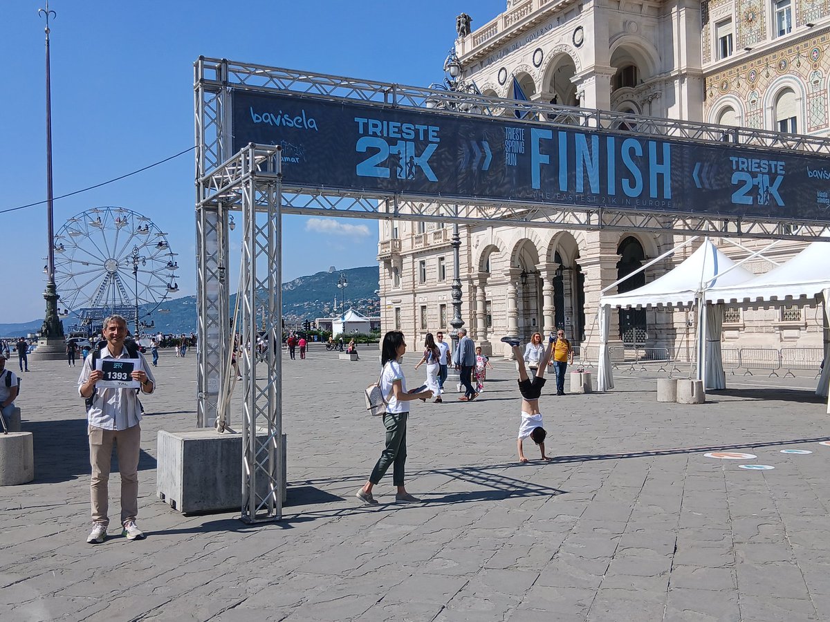 Luca_Pelosi's tweet photo. Pare che alla mezza maratona di Trieste si tagli il traguardo così. #triestespringrun #trieste https://t.co/5bjFV9zNYV