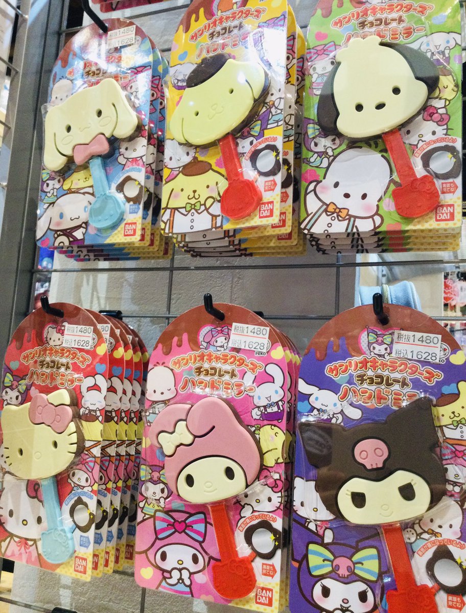 apnamidate1f's tweet photo. 大好評だった商品の新作サンリオキャラクターズチョコレートマスコットチャーム¥858（税込）、ハンドミラー¥1628（税込）が入荷しております　※美味しそうですが食べれません！　#サンリオ　#青森　#浪館　#アメリカンパラダイス https://t.co/7C2vNqDp3h