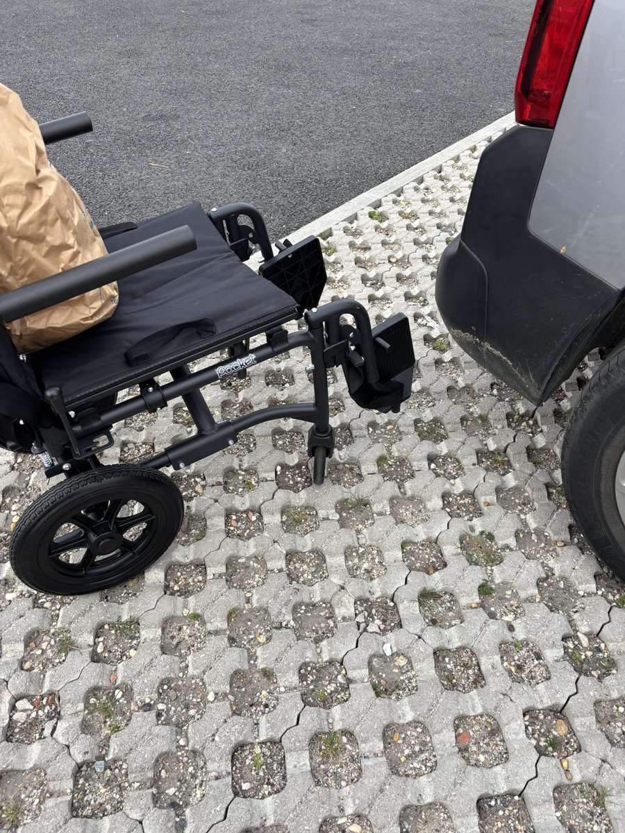 njimenez33's tweet photo. Cimetière d’Eysines : inquiétudes
⚠️ Vols de croix signalés
♿️ Nouveau parking, mais sol impraticable pour les fauteuils
⚰️ Respectons nos défunts et leurs proches
#Eysines #vivremieuxensemble  #Cimetière #respectforbstays https://t.co/RXy6UnnTTf