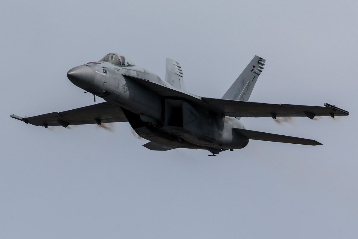 BondsSam's tweet photo. 2025.5.3 岩国基地
今年も残念ながらボフらなかった、スーパーホーネットのハイスピードでした。
#岩国基地フレンドシップデー予行
#FA18 #Demo #VFA27 https://t.co/0T2j5UfLEV