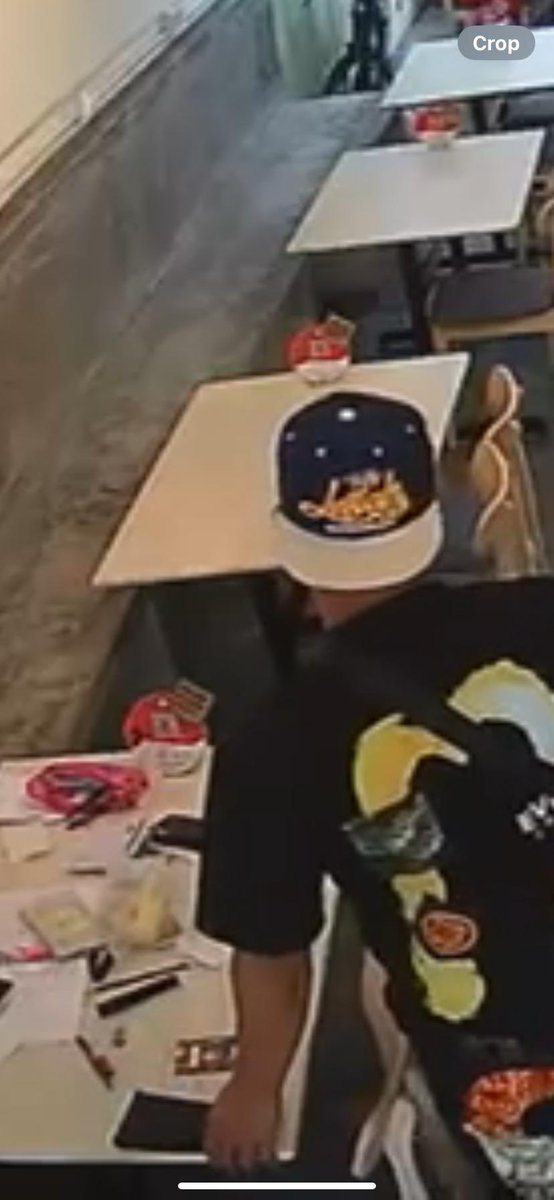 adibkhld's tweet photo. Sesiapa kenal mamat ni, cakap dengan dia kalau takda duit pergi kerja, jangan mencuri.

Nasib baik dalam sampul tu ada RM10 je. Kahkah

Lokasi kejadian Pekan Ipoh Kopitiam, Tamarind Square tarikh 3/5/2025 jam 4:45 petang. 

Video di tweet kedua. https://t.co/eI10DFGscW