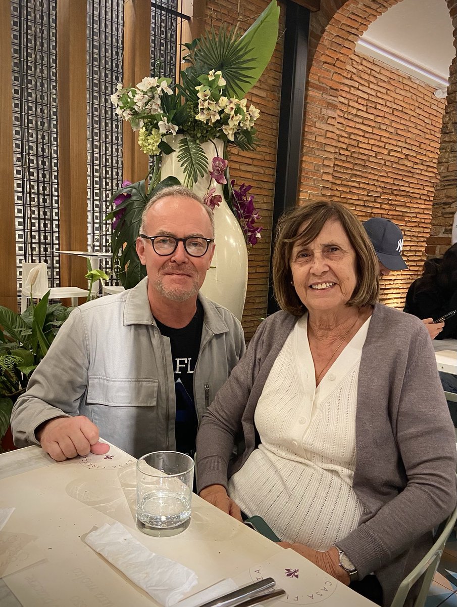 🇪🇨 Hay personas que cambian vidas a diario. Miss Maggie ha sido una guía para generaciones de alumnos que aprendieron de su ética y valores. 50 años educando a gente que hoy viven de su pasión. Una de ella es mi hija Juliette. Para ella Balandra siempre será una palabra especial.