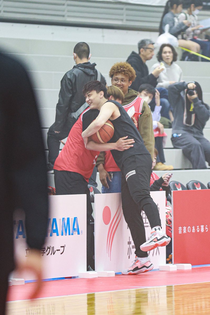 jun_k_0611's tweet photo. 久しぶりの #そうちゃんなおちゃん withセレ🥹✨
2人の応援もあってPO初戦勝利！！

ちなみに2人ともグッズ売り場で#11のユニを買われたようです🥰 https://t.co/PjpZOMXu2k