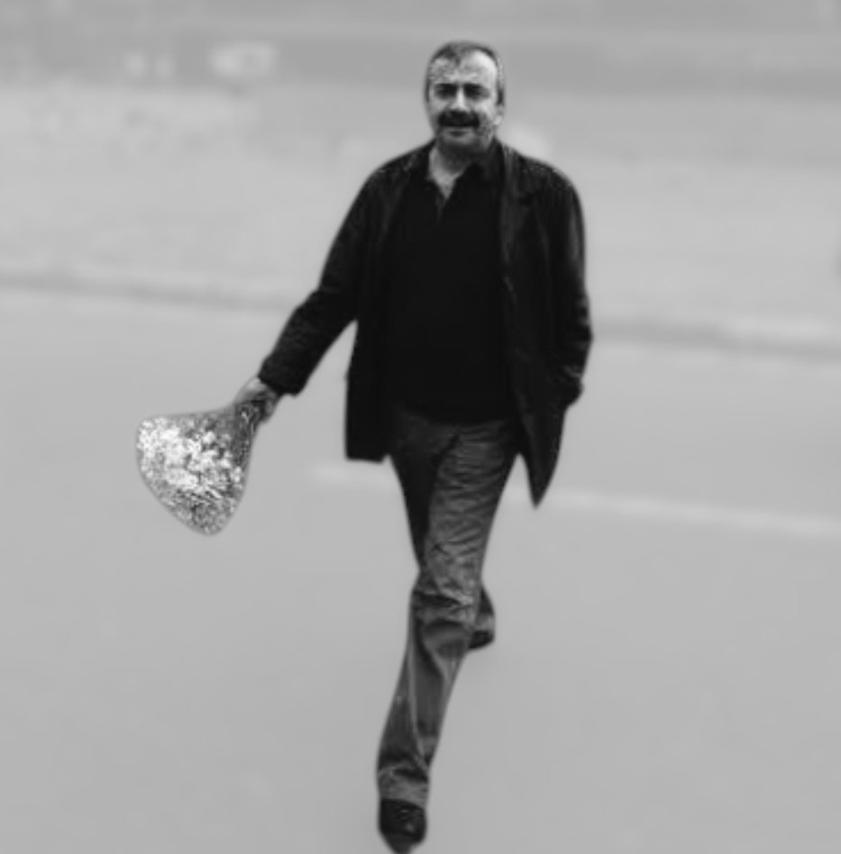 ne mutlu sana ki elinde çiçeklerle, gülümseyen yüzünle, barış için, huzur için koşturmanla, güzel kalbinle, cesaretinle, samimiyetinle hatırlanacaksın hep. iyi bilirdik seni sırrı abi. mekânın cennet olsun.