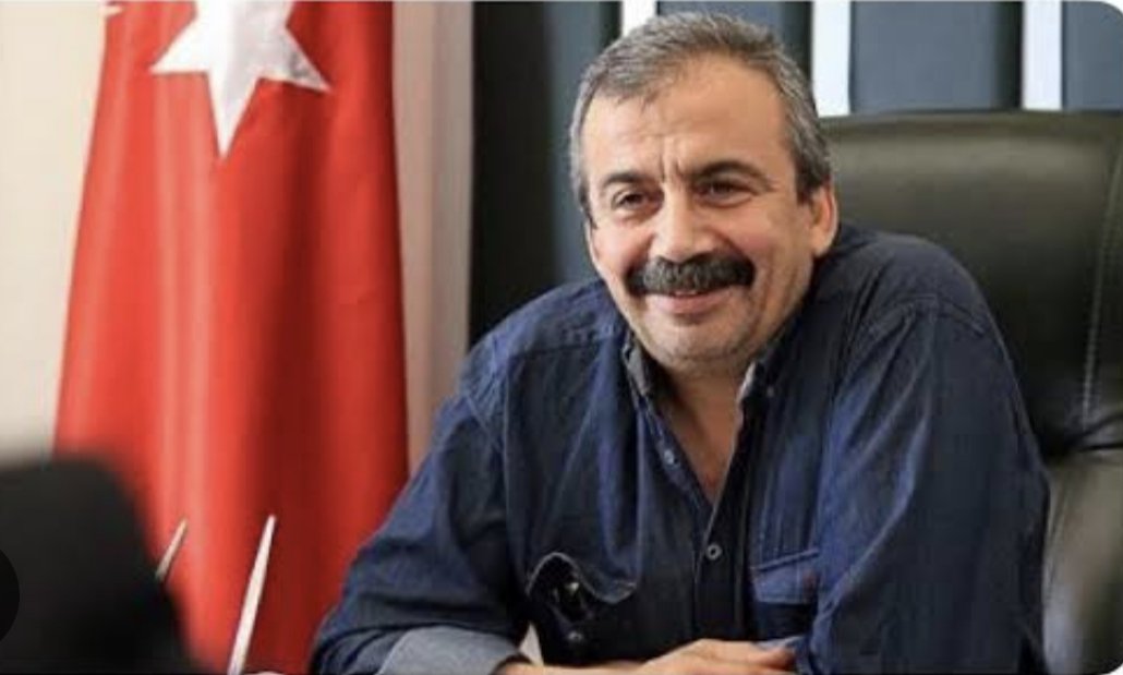 Sırrı Süreyya Önder hayatını kaybetti. Mekanı cennet olsun. Türk siyaset hayatında renkli bir insandı #sırrısüreyyaönder