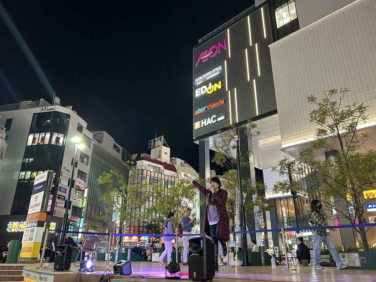music_yokohama's tweet photo. 5/3（土）のYokohama City Music❗️ハイトーンとステージングでどんどん会場の人たちを虜にしていたIcchyさん😆彼の生み出す楽しい気持ちが次々と人に伝染していくのが最高でした♬#ストリート #fmyokohama #シンガー #ライブ #Icchy https://t.co/6YlfWkpeJC