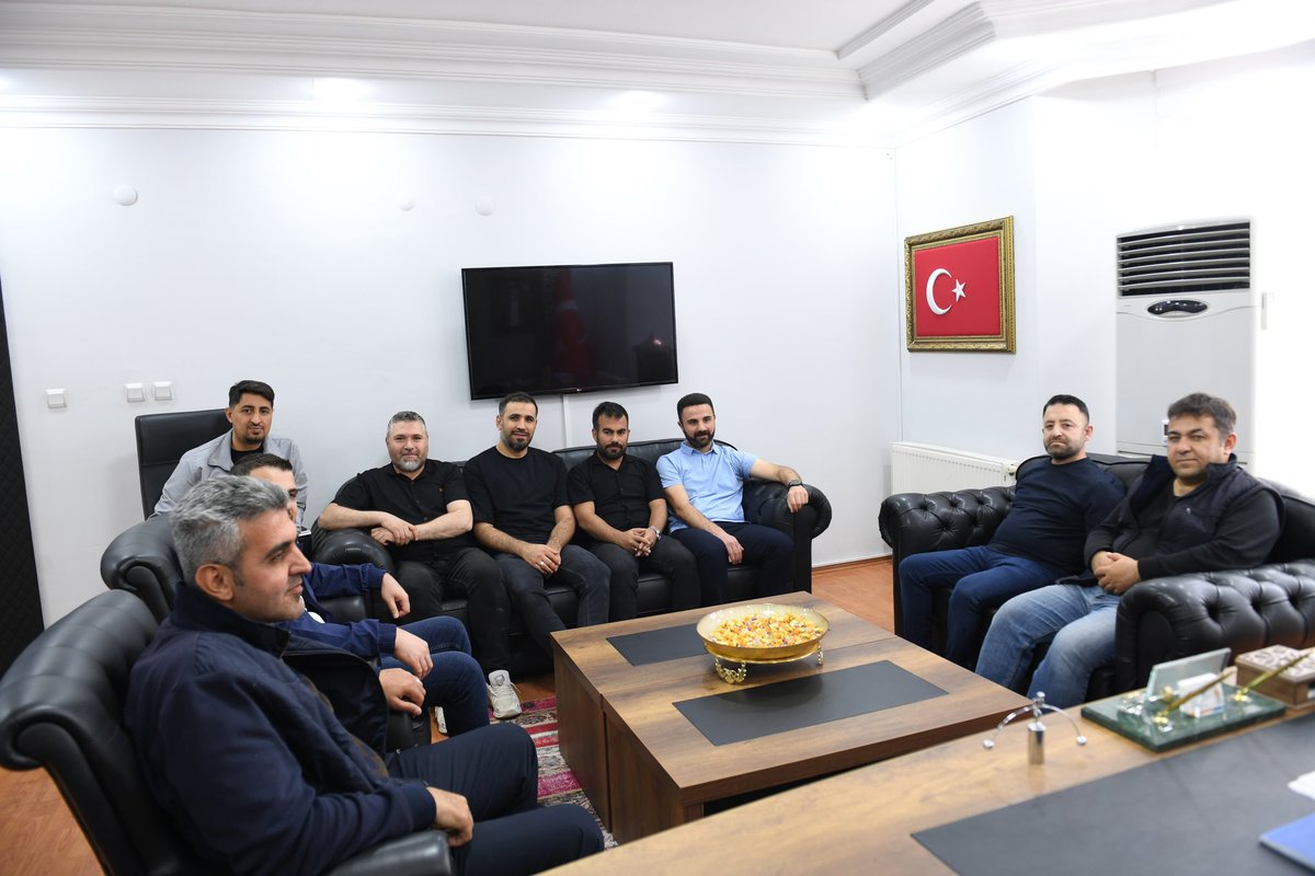 ramazanyaylaci's tweet photo. 📍AK Parti Yeşilyurt İlçe Başkanlığı

Yönetim Kurulu Üyemiz @Mehmet_ozknnn44 ile birlikte Öz Sağlık İş Sendikası Başkanı Mustafa Türkoğlu ve yönetimini ilçe binamızda ağırladık.

Nazik ziyaretleri ve hoşsohbetleri için kendilerine teşekkür ediyorum. https://t.co/ytzlk0oZ0U