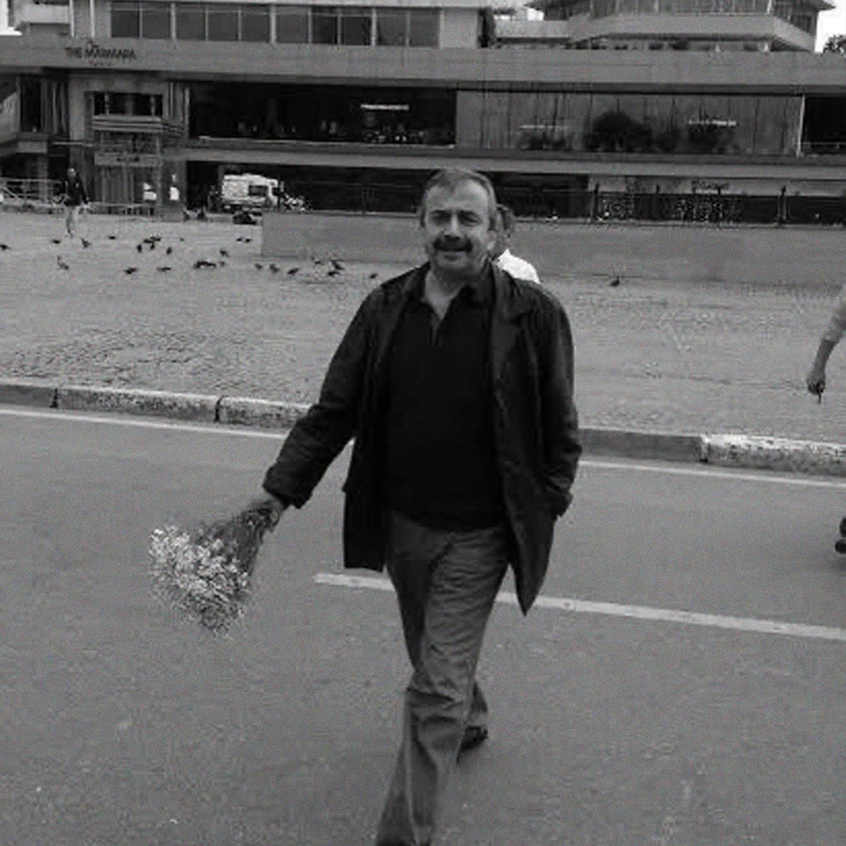 eczozgurozel's tweet photo. TBMM Başkanvekili ve DEM Parti İstanbul Milletvekili Sırrı Süreyya Önder'i kaybetmenin üzüntüsünü yaşıyoruz.

Suçsuz yere hapislere atılsa da zulümler görse de ömrünü barış yolunda harcadığına şahidiz. 

Türkiye’nin birliği ve kardeşliği için verdiği mücadeleyi başarıya ulaştırmak, hepimizin ona borcudur.

Ülkemizin başı sağolsun.