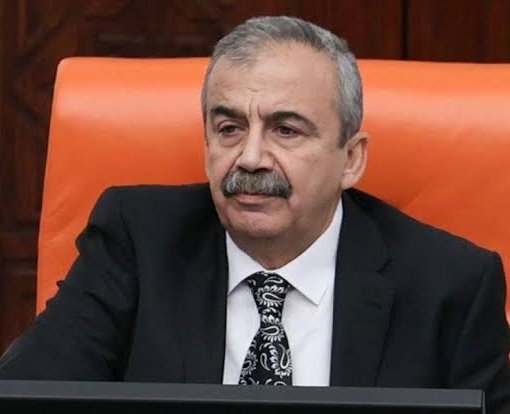 militerenstitu's tweet photo. Mehmet Aslan'ın, Sırrı Süreyya Önder paylaşımı:

“Allah taksiratını affetsin, tam Türkçülük gününde Allah aldı canını.” https://t.co/zvSKNhOD0P