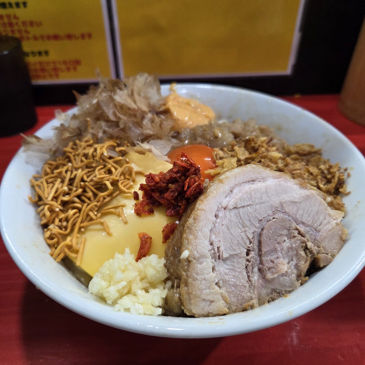 ラーメン鷹の目@明大前
ハイマウントまぜそば　ニンニク　アブラ少し　エビマヨ　辛味

息子二人と訪問！
12時45分着8名待ち
入る前からいいにおい！たまらん！工事のため入口見えにくくなったけど安定して混んでたよ！

うま！ジャンクフードの極み！

#ラーメン
#明大前
#ラーメン好きと繋がりたい