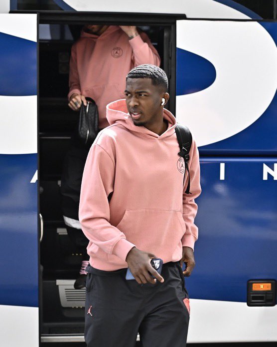 👋 Our Parisians have arrived in Strasbourg! 👊

#RCSAPSG I #Ligue1