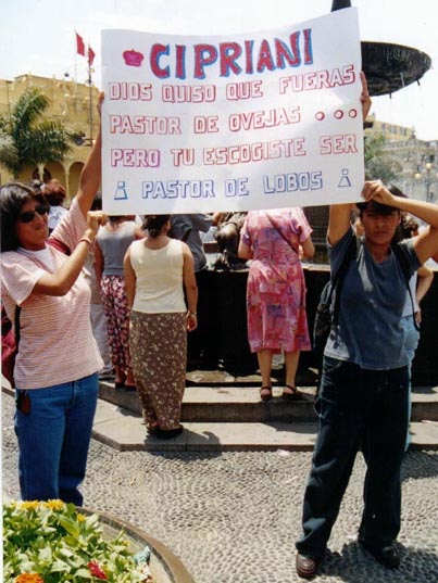 ocram's tweet photo. revisando mis archivos, encontré estas fotos de enero de 2001, cuando –a poco de caer Fujimori– Cipriani fue nombrado el primer cardenal del Opus Dei.

1/2 https://t.co/P4Hxl8RWn8