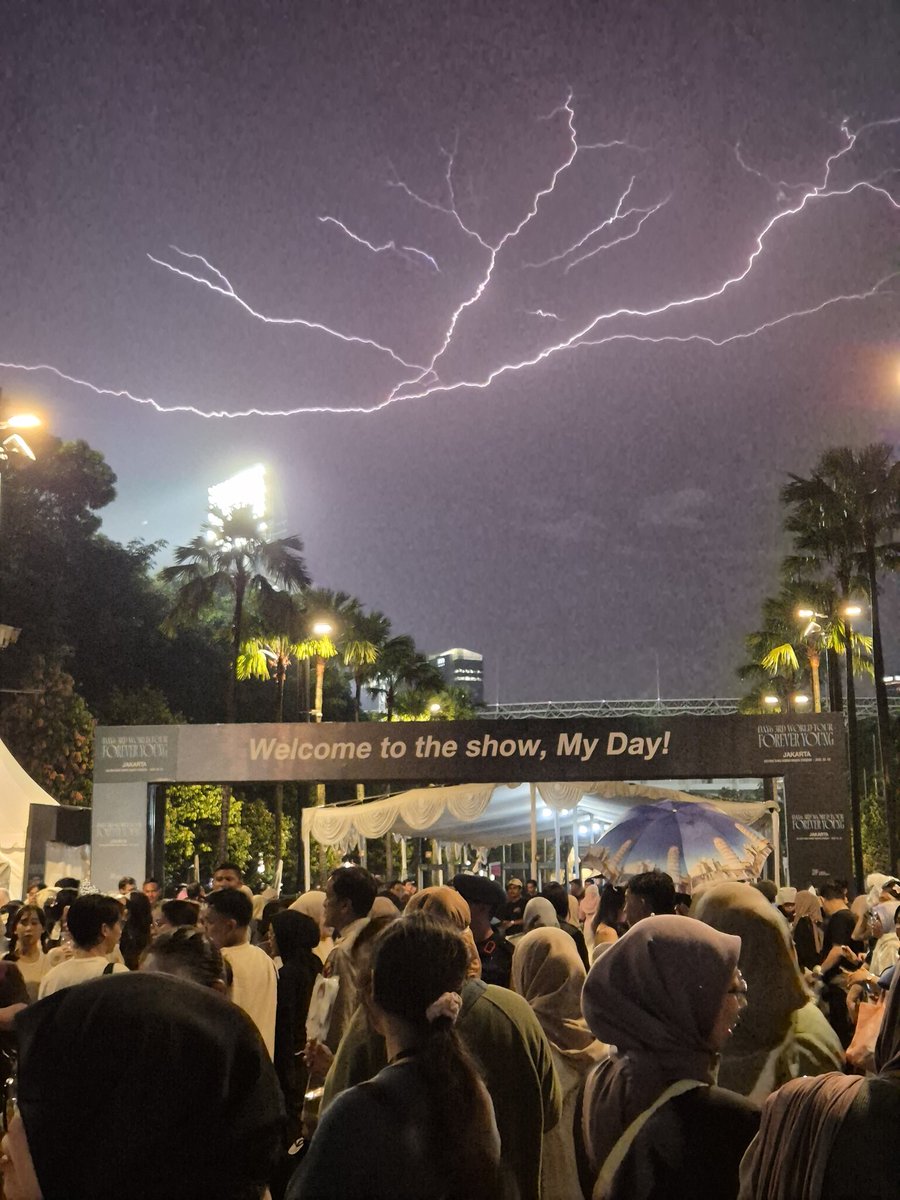 junhanskirt's tweet photo. Konser day6 under lightning https://t.co/p65aMnG04D