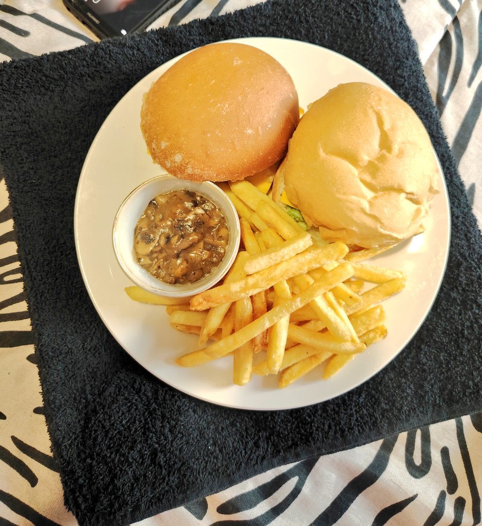 MayWeatherBabe's tweet photo. Lunch is served 😋 #LunchTimeChronicles #LeratoLaDjijo
#1150 https://t.co/e5vurUXE9I