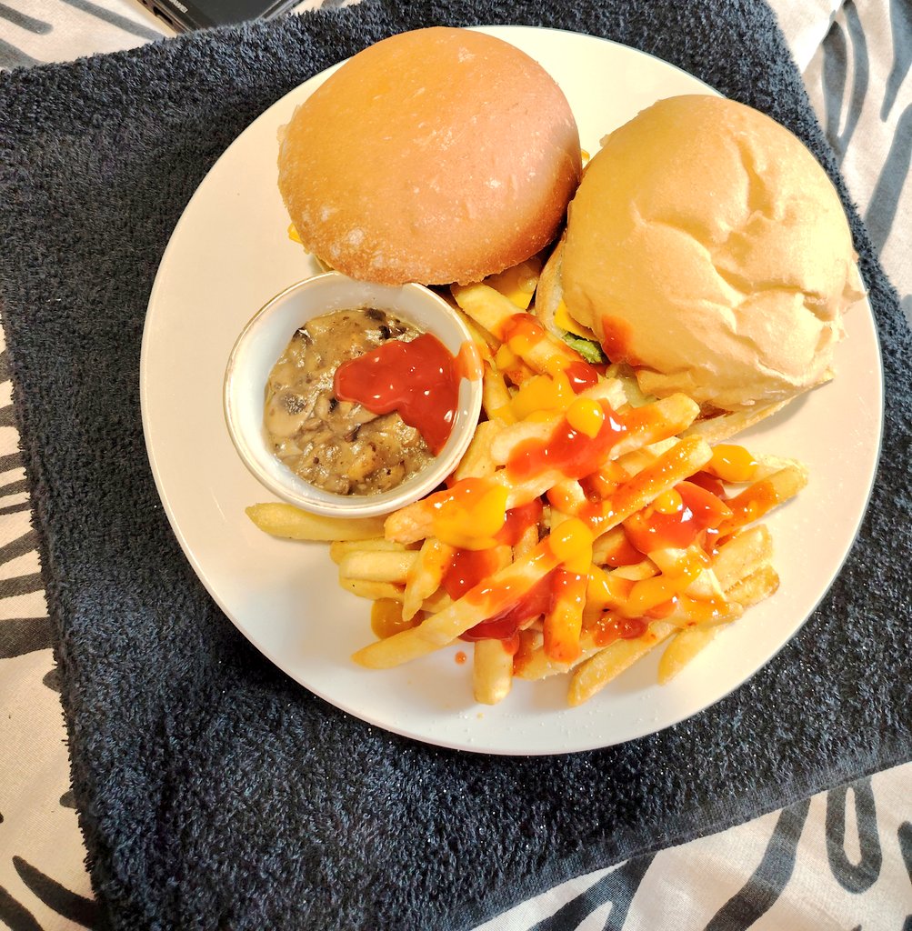 MayWeatherBabe's tweet photo. Lunch is served 😋 #LunchTimeChronicles #LeratoLaDjijo
#1150 https://t.co/e5vurUXE9I