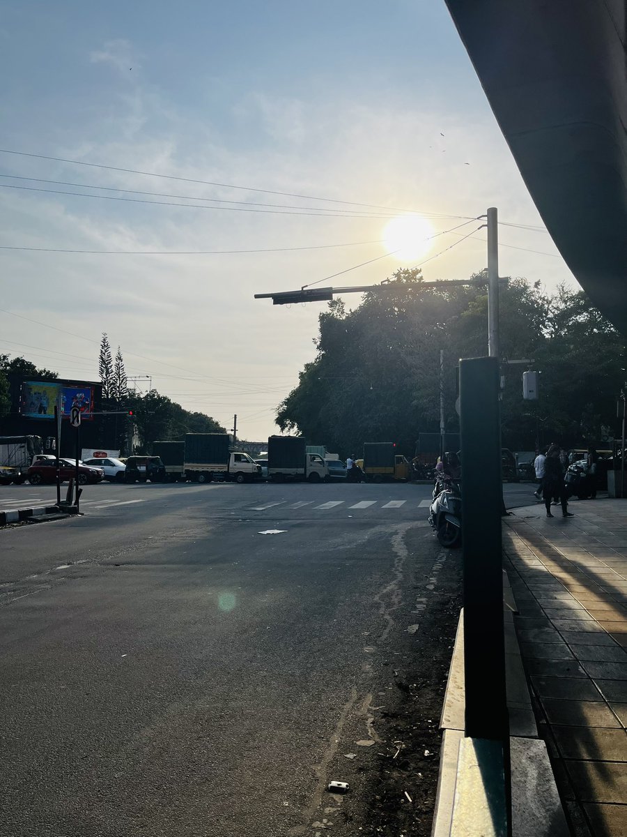The weather in #Bengaluru seems to be holding well for now. Bright sunshine and relatively clear skies. It doesn’t take long for the weather to change here. For now, it’s all clear. #RCBvsCSK #ChinnaswamyStadium
