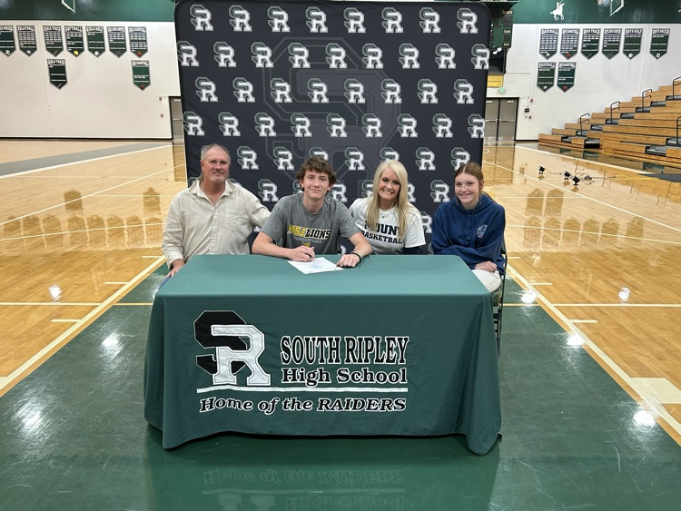 Congratulations to Blaine Ward on signing with Mount St. Joseph to play basketball. We look forward to watching you drilling threes for the next 4 years for the Lions! Go Big Green!