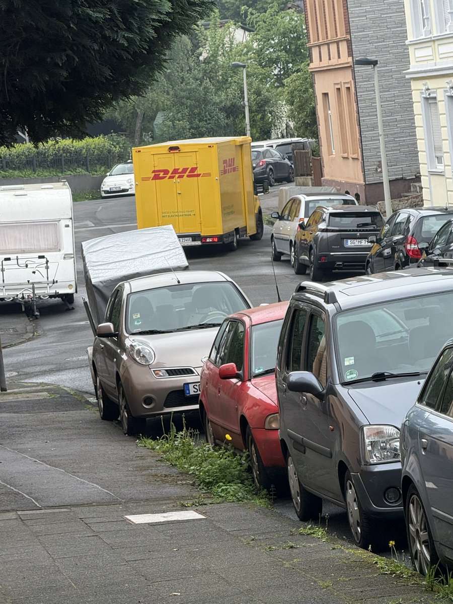 ArabMuscleDom's tweet photo. @DHLPaket Er ist an mir vorbei gefahren 🤔 https://t.co/gErp7rUTrz