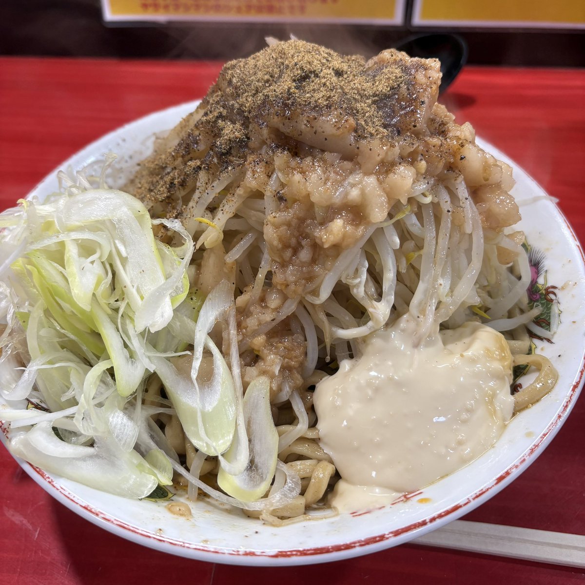 鷹の目明大前店さんに父と弟と訪問！
久しぶりでしたが安定の美味さ！まぜそばは初めてだったんですが手が止まらないーー🤤
またきます！

#鷹の目 
#ラーメン鷹の目 
#明大前