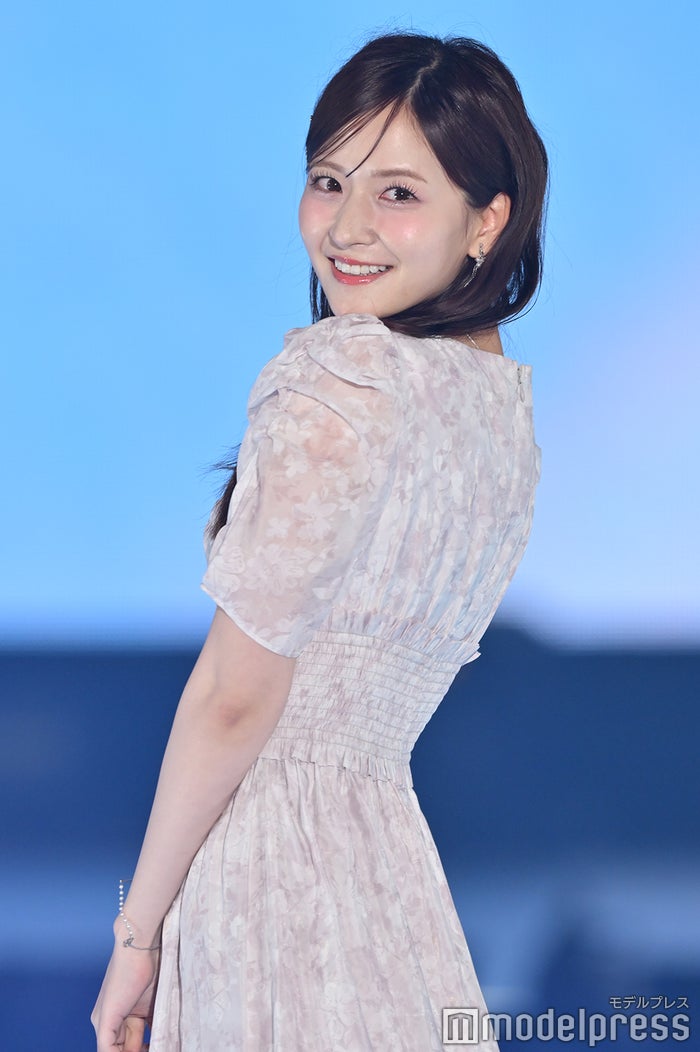 GirlsAward 2025 S/S🎮🩷🩵】 乃木坂46金川紗耶、振り向き笑顔が可愛い