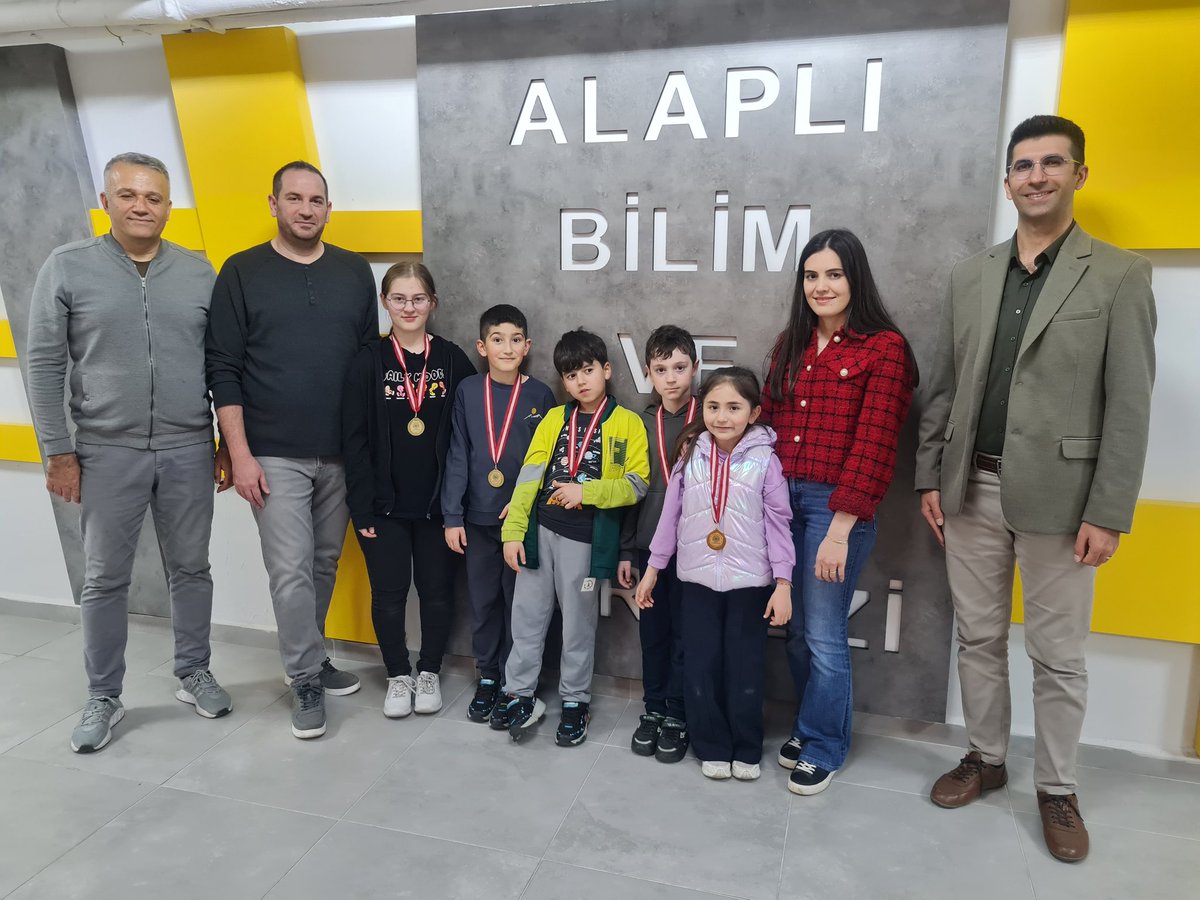 Alaplibilsem's tweet photo. TAZOF 5. Oyuncu Beyinler Turnuvası Türkiye Finali'nde kurumumuzu, ilçemizi ve ilimizi temsil edecek öğrencilerimizi Ankara'ya uğurladık.
Haberi için: https://t.co/bYER4O39lE
@tcmeb @Yusuf__Tekin @MebOrgm @ZonguldakMEM @alaplimem @cevatcevik67 @aktrgn https://t.co/xPEKBkTYLX