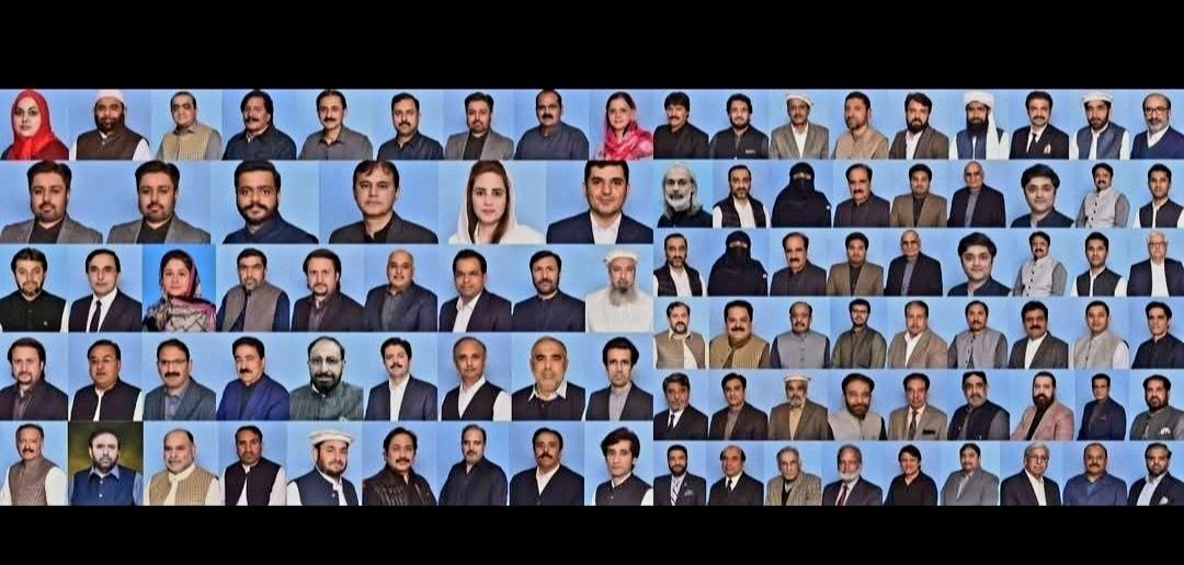 ہمارے لوگ مارے جا رہے ہیں ہماری زبان بندی کی جا رہی ہے ، خان کو جیل میں اذیت دی جا رہی ہے اور یہ حرام زادے سیاست کر رہے ہیں، عہدوں کے مزے لے رہے ہیں 🖐️🚨
میں تھوکتا ہوں اس تمام قیادت کے اوپر ۔۔