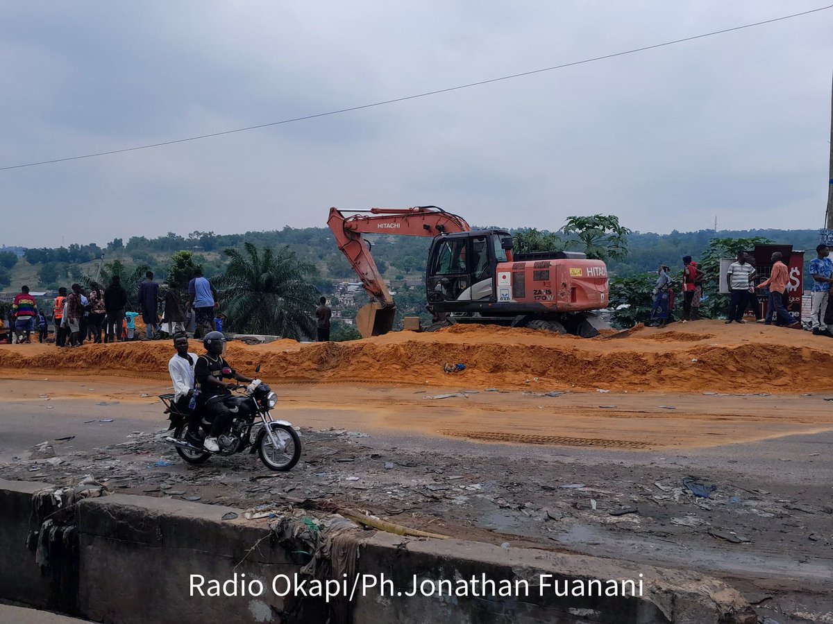 KabaLisolo1's tweet photo. 𝗞𝗢𝗧𝗢𝗡𝗚𝗔 | #Kinshasa [03/05/2025] : Misala mia kobongisa nzela ya #Bypass, mosika te na balabala #Elengesa o etando ya #MontNgafula, ezali kokoba. Nzela wana ebebaki lisusu makasi na mbula ya suka ewutaki konoka, lolenge la koleka ezalaki lisusu te. Mabele mabukanaki makasi mpe esalaki libulu la molayi.
📸Radio Okapi
#KabaLisolo