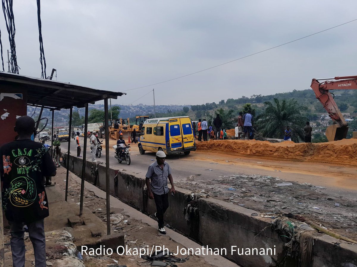 KabaLisolo1's tweet photo. 𝗞𝗢𝗧𝗢𝗡𝗚𝗔 | #Kinshasa [03/05/2025] : Misala mia kobongisa nzela ya #Bypass, mosika te na balabala #Elengesa o etando ya #MontNgafula, ezali kokoba. Nzela wana ebebaki lisusu makasi na mbula ya suka ewutaki konoka, lolenge la koleka ezalaki lisusu te. Mabele mabukanaki makasi mpe esalaki libulu la molayi.
📸Radio Okapi
#KabaLisolo