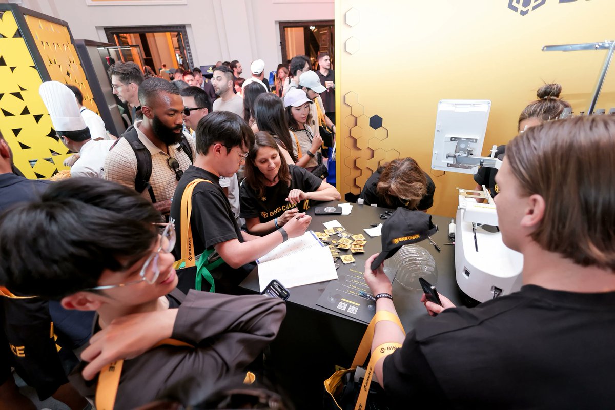 BNBCHAIN's tweet photo. Who came to see us at #BinanceClubhouse? 👀

Let's see your pics 👇 https://t.co/vnzaEPOEk8