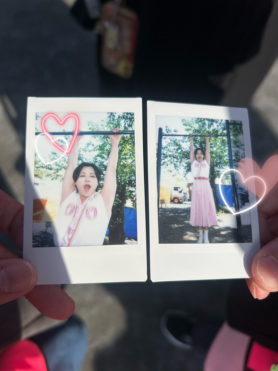 鉄棒してるダンクさんのチェキ引いて可愛い〜☺️って思ってたら、たまちゃんが引きverのチェキ持ってたから並べさせてもらった！
近くにこの鉄棒があったから、たまちゃんとゆらさんと聖地巡礼出来て楽しかったな😊
結構高さあったから、軽々ぶら下がってるダンクさんさすがすぎる💪