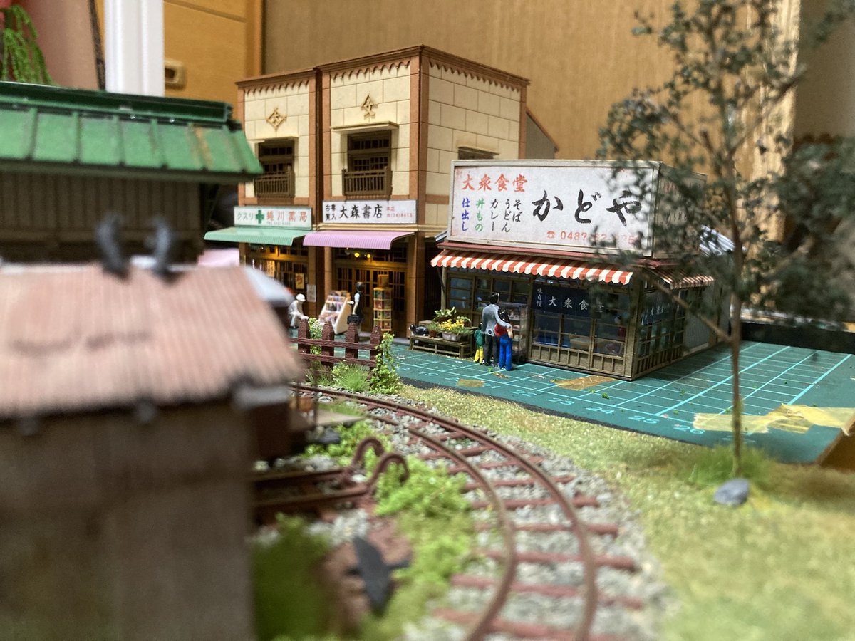 jaco0819's tweet photo. 梅桜堂(@biodooo )さんから弾着。
1/87ナローの街並都会化推進計画は着々と進行しております。楕円形の線路をクルクル走らせるのも楽しいけど、ストラクチャーやフィギュアを並べて人間の営みをイメージさせるのもまた楽しいです。 https://t.co/of1GZHzKOS