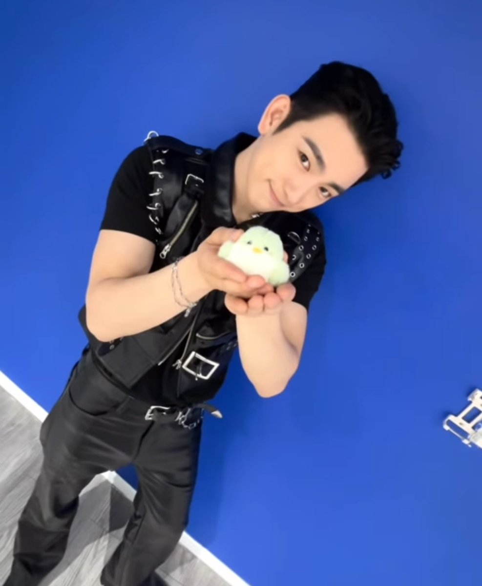 gotparadise's tweet photo. guys he's holding us :( https://t.co/klOYgzcrJk