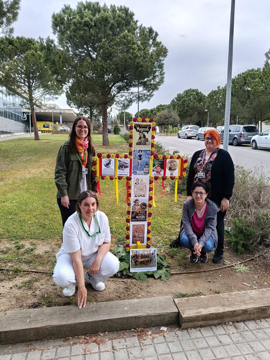HospiFigueres's tweet photo. Per primer cop, hem participat al concurs de Creus de Maig de les Fires i Festes de la Santa Creu. 😊

Persones usuàries de l'Hospital de Dia i professionals de l'HAI Bernat Jaume han treballat durant setmanes per confeccionar aquesta obra d'art. Us agrada? 🥰 https://t.co/GVC2JhVAvk