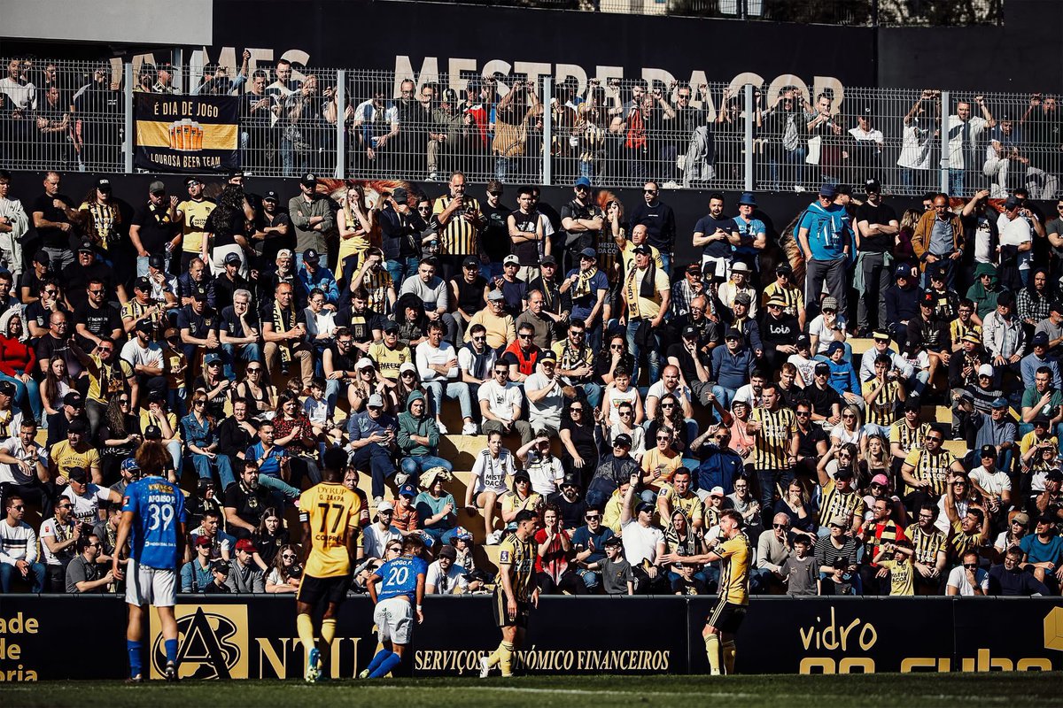Casa sempre cheia e paixão pelo clube da terra. 💛

Um bairrismo que já fazia falta na Segunda Liga.

Parabéns, Lusitânia Lourosa! 👏🏼