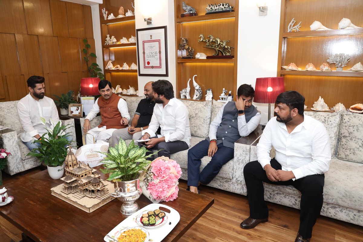 Lok Janshakti Party (Ramvilas) (@ljp4india) on Twitter photo आज नई दिल्ली में पूर्व केंद्रीय मंत्री व भाजपा के वरिष्ठ नेता जनाब शाहनवाज हुसैन (<a href="/ShahnawazBJP/">Syed Shahnawaz Hussain</a>) ने पार्टी के राष्ट्रीय अध्यक्ष सह केंद्रीय मंत्री आदरणीय श्री <a href="/iChiragPaswan/">युवा बिहारी चिराग पासवान</a> जी से मुलाकात की। आज नई दिल्ली में पूर्व केंद्रीय मंत्री व भाजपा के वरिष्ठ नेता जनाब शाहनवाज हुसैन (<a href="/ShahnawazBJP/">Syed Shahnawaz Hussain</a>) ने पार्टी के राष्ट्रीय अध्यक्ष सह केंद्रीय मंत्री आदरणीय श्री <a href="/iChiragPaswan/">युवा बिहारी चिराग पासवान</a> जी से मुलाकात की।