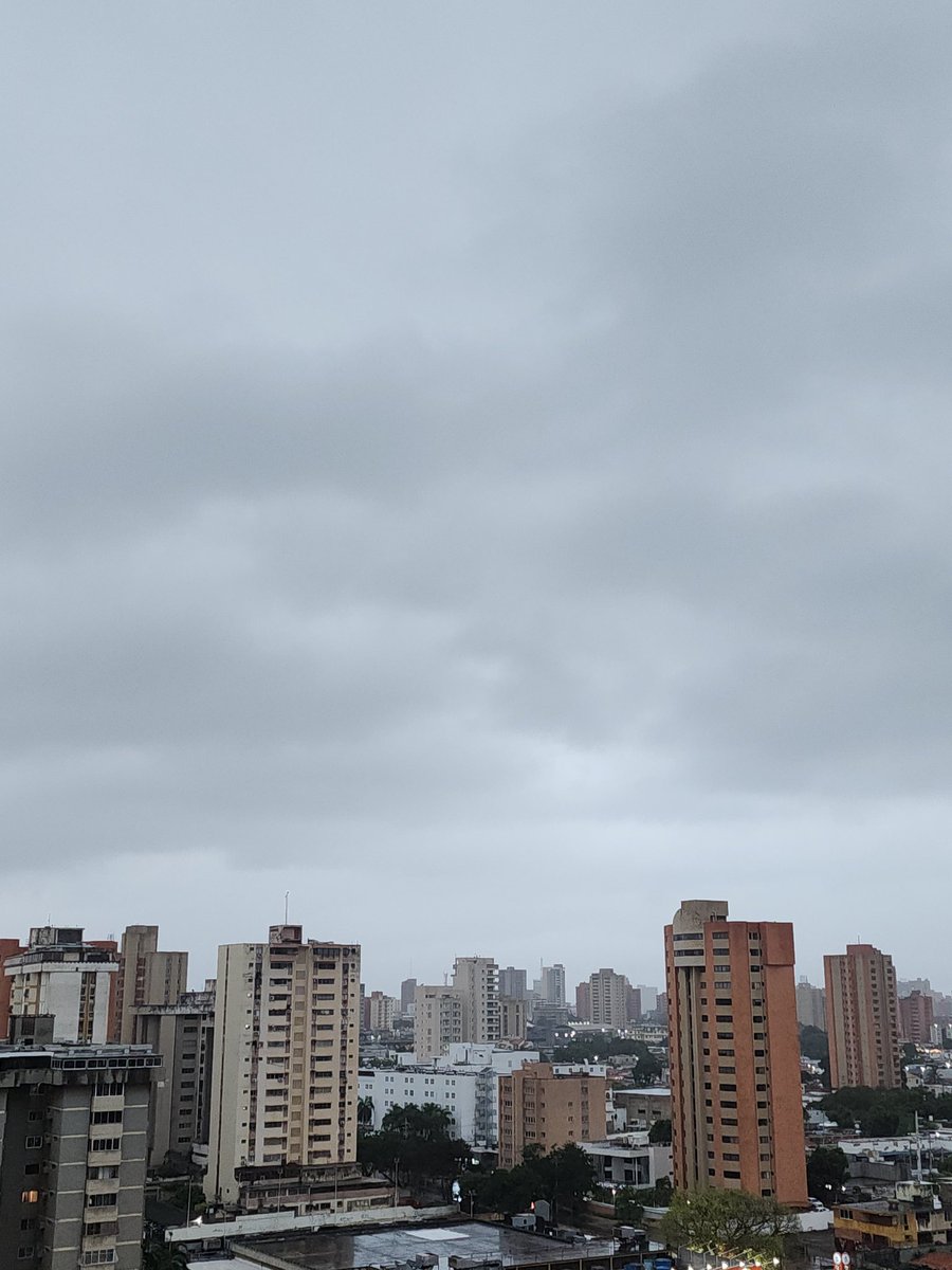 drnerioleon's tweet photo. Cielos muy nublados☁️, mañana muy oscura con llovizna ligera y truenos⛈️ en todo el norte de Maracaibo a esta hora. @Meteovargas @MeteoZuliaReal @ClimaMaracaibo https://t.co/SbGo3P9UF5