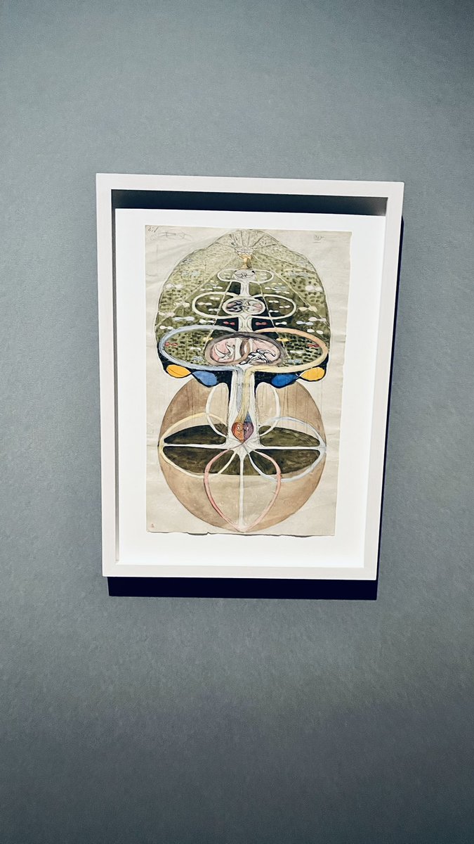 KentaroYamamura's tweet photo. Hilma af Klint展は最高で衝撃的でした。私の現代アート史観が完全に覆されました。彼女の作品が21世紀になってから評価を受けたというのもとても興味深いです。モダニズム的で線形的なモダンアート史観が完全にもう崩れているという証左だと思います。巨大な作品を数日で仕上げてしまう熱量、他方で作品群の構成に関する緻密な設計。10年単位で変わる彼女の興味の対象、作風も見ててそエネルギッシュさに圧倒されます。ニコラ・テスラを引き合いに彼女の作品が語られていたが確かに彼女の作品は当時恐らく最新で崇高だったと思います。美術史家が彼女の位置づけに困るのも納得でとても見応えのある展示だと思います。国立近代美術館で6月くらいまでやっているようなのでとてもオススメです。