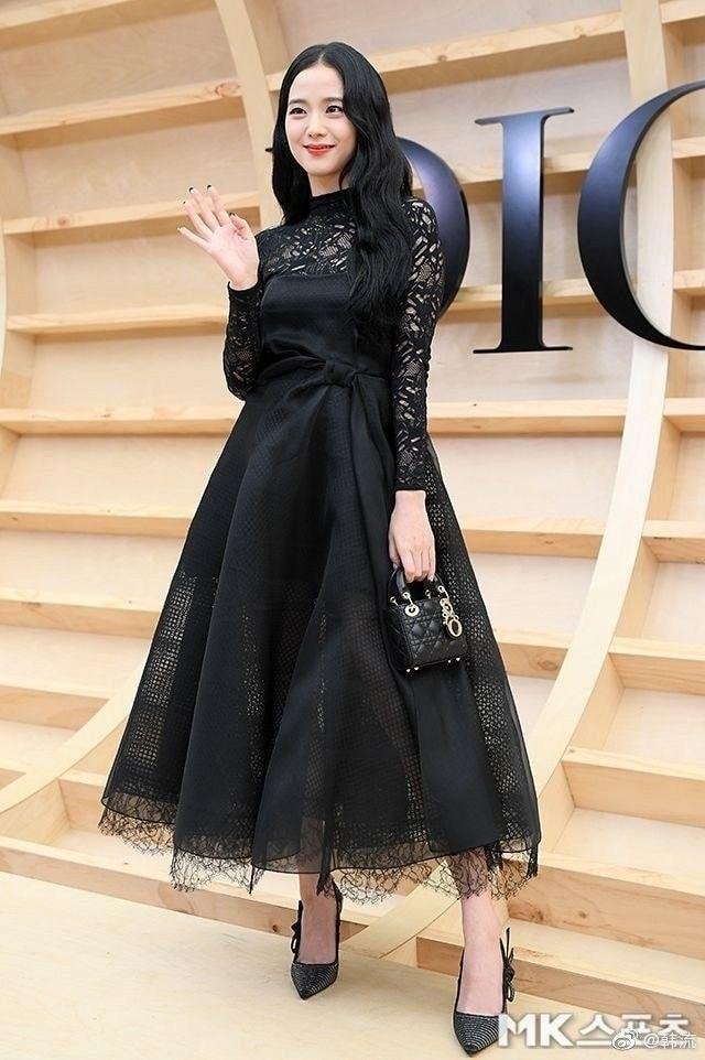 <a href="/_REALCLASS/">🔖 Ssaem ❤️ Haksaeng forever.</a> Perlahan, seorang gadis melangkah naik ke atas panggung yang berada di area main hall. Gaung langkahnya terdengar samar, seolah memberi isyarat bahwa malam ini akan jadi malam yang istimewa. Ia berhenti di tengah panggung, mengambil napas, lalu menatap para hadirin dengan senyum