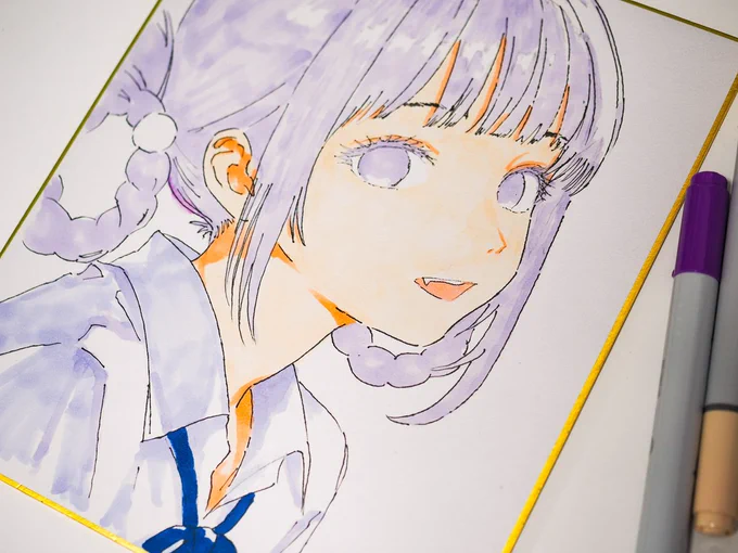 久しぶりに時間が取れたので紫苑ちゃんをコピックで描き始めたものの、紫が薄いのと濃いのしかなくて目や髪にグラデーションが作れず途中で詰みました あとコピックの素人にミニ色紙は難易度が高すぎたので、今回は中くらいの色紙に描いてみてます(紫苑ちゃん八重歯ないのに勢いで描いちゃった)