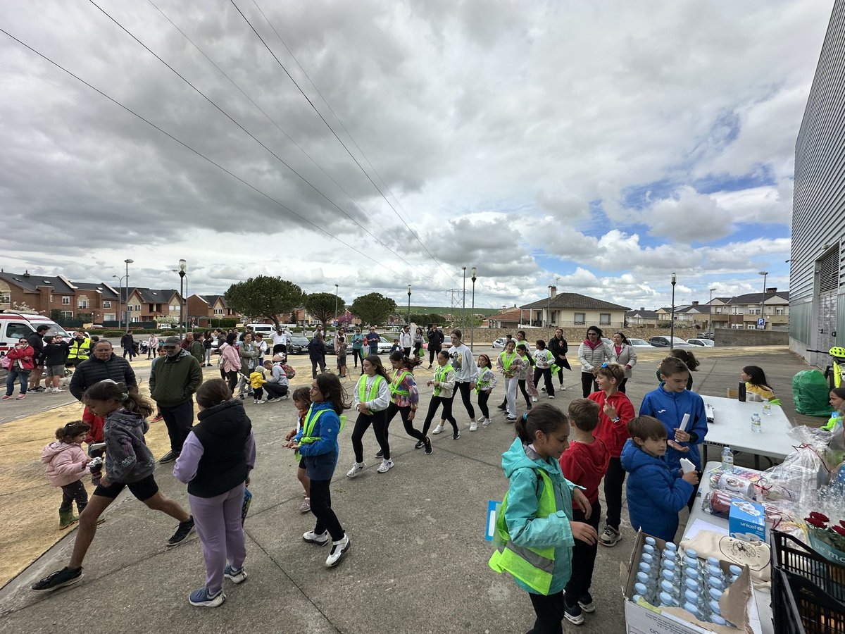 AytoVillamayor's tweet photo. ℹ️📍#Marcha del Agua Villamayor 2025. 

🚶‍♀️‍➡️🚶🏽‍♂️‍➡️Al final la climatología ☀️⛅️ nos ha permitido celebrar la marcha solidaria, a favor de @unicef_es , organizada por el Club Ciudad de L@s Niñ@s de Villamayor, @villamayorcdn , dentro del #proyectogotagota. 

👏👏Gracias a los casi 600 inscritos en los CEIPS de #villamayor , que han contribuido 🗳️para mejorar la vida de los más desfavorecidos. 

ℹ️ El @ayuntamiento_villamayor , también quiere agradecer a @xanapasteleria y @emmanailsp , por las ☕️💅donaciones hechas de sus productos para el 🎟️🎟️sorteo de regalos 🎁. 

#villamayorizate #villamayorsolidario #marchadelaguavillamayor #cdnvillamayor #villamayorcdn