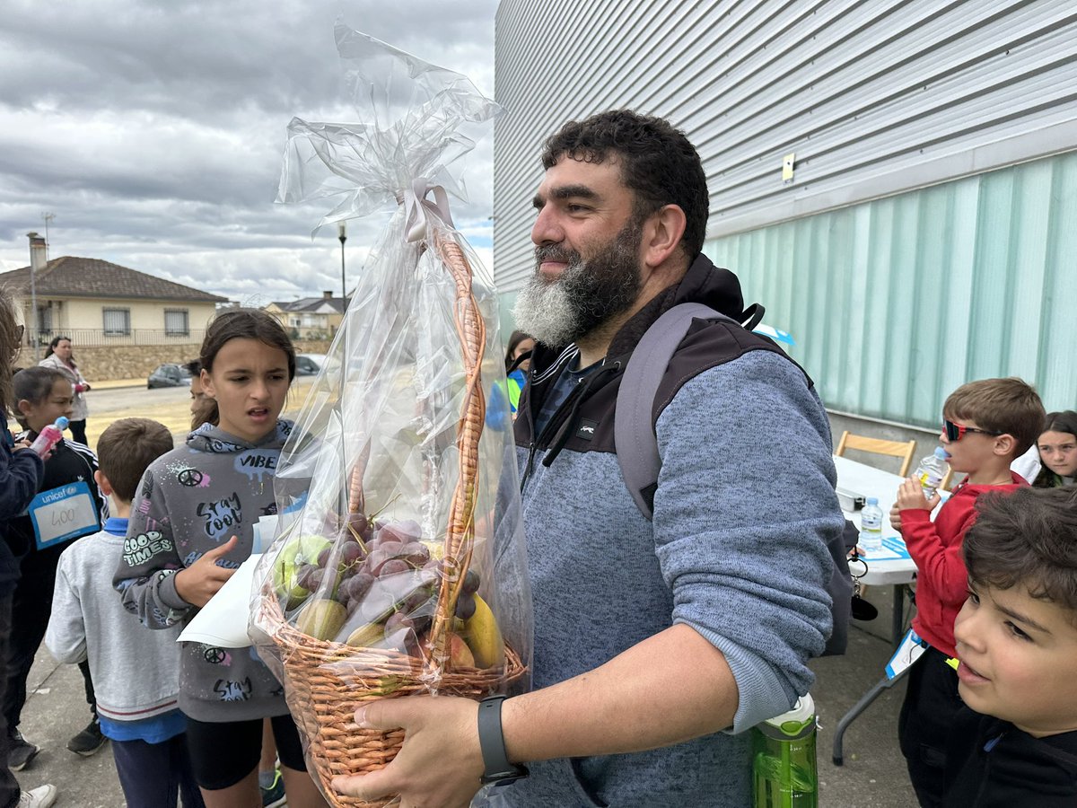 AytoVillamayor's tweet photo. ℹ️📍#Marcha del Agua Villamayor 2025. 

🚶‍♀️‍➡️🚶🏽‍♂️‍➡️Al final la climatología ☀️⛅️ nos ha permitido celebrar la marcha solidaria, a favor de @unicef_es , organizada por el Club Ciudad de L@s Niñ@s de Villamayor, @villamayorcdn , dentro del #proyectogotagota. 

👏👏Gracias a los casi 600 inscritos en los CEIPS de #villamayor , que han contribuido 🗳️para mejorar la vida de los más desfavorecidos. 

ℹ️ El @ayuntamiento_villamayor , también quiere agradecer a @xanapasteleria y @emmanailsp , por las ☕️💅donaciones hechas de sus productos para el 🎟️🎟️sorteo de regalos 🎁. 

#villamayorizate #villamayorsolidario #marchadelaguavillamayor #cdnvillamayor #villamayorcdn