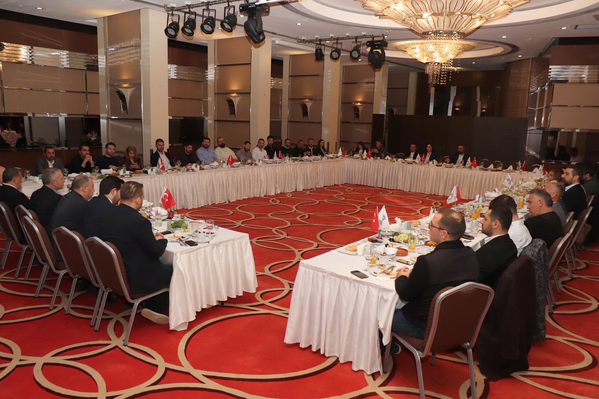angiad1991's tweet photo. İnşaat ve Tedarikçileri Komisyonu sektöründe faaliyet gösteren üyelerimiz; Başkanımız @ertugrulonat06 ve İnşaat ve Tedarikçileri Komisyonundan sorumlu Yönetim Kurulu Üyemiz, Başkan Yardımcımız Selahattin Demirbaş'ın ev sahipliğinde gerçekleşen kahvaltılı sohbet toplantısında bir araya geldi. 

Holiday Inn Kavaklıdere Oteli'nde düzenlenen kahvaltıya, İnşaat Müteahhitleri Konfederasyonu Genel Başkanı ve TOBB Türkiye İnşaat Müteahhitleri Meclis Başkanı @TelliogluTahir ile Genel Başkan Vekili @mustafasahin065 ile Genel Başkan Yardımcısı @caferacar61 konuk olarak katıldı. 

Başkanımız Ertuğrul Onat'ın açılış konuşmasının ardından İMKON Genel Başkanı Tahir Tellioğlu, dünyada ve ülkemizdeki inşaat sektörünün durumu hakkında değerlendirmelerde bulundu, ardından inşaat sektörünün sorunları üzerine üyelerimizden gelen soruları cevaplandırdı.

Toplantının ardından da Başkanımız, günün anısına Tahir Tellioğlu'na plaket takdim etti.

@imkonankara 

#ANGİAD