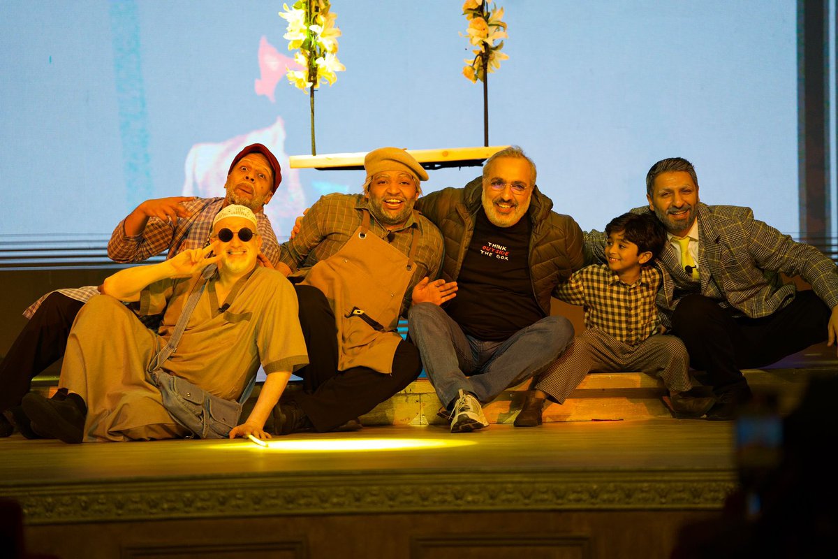 ملك المسرح 👑🎭
اللي ماحضر  .. ينوّر ويشرّف
واللي حضر وبيكرر .. العين أوسعله من المكان