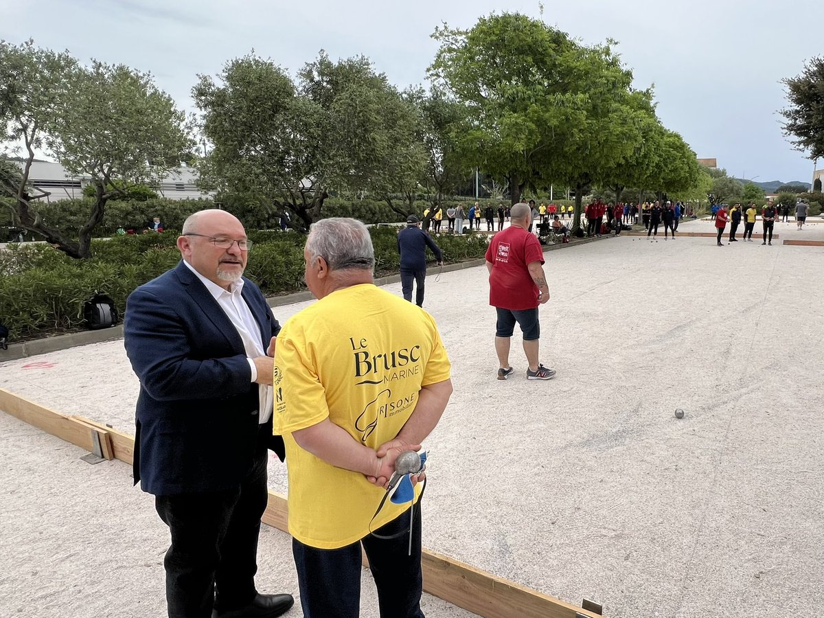 Boccaletti83's tweet photo. 🏆 Ambiance #pétanque ce week-end au #Brusc !
Près de 400 joueurs motivés pour le super challenge de Jeu Provençal « Jean-Claude et Fanfan Escriva ».
Bon jeu à tous 😉
#SixFours #Var https://t.co/HqypsPp8E6