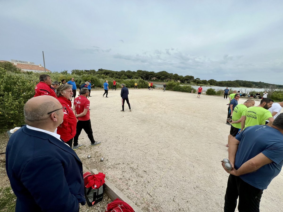Boccaletti83's tweet photo. 🏆 Ambiance #pétanque ce week-end au #Brusc !
Près de 400 joueurs motivés pour le super challenge de Jeu Provençal « Jean-Claude et Fanfan Escriva ».
Bon jeu à tous 😉
#SixFours #Var https://t.co/HqypsPp8E6