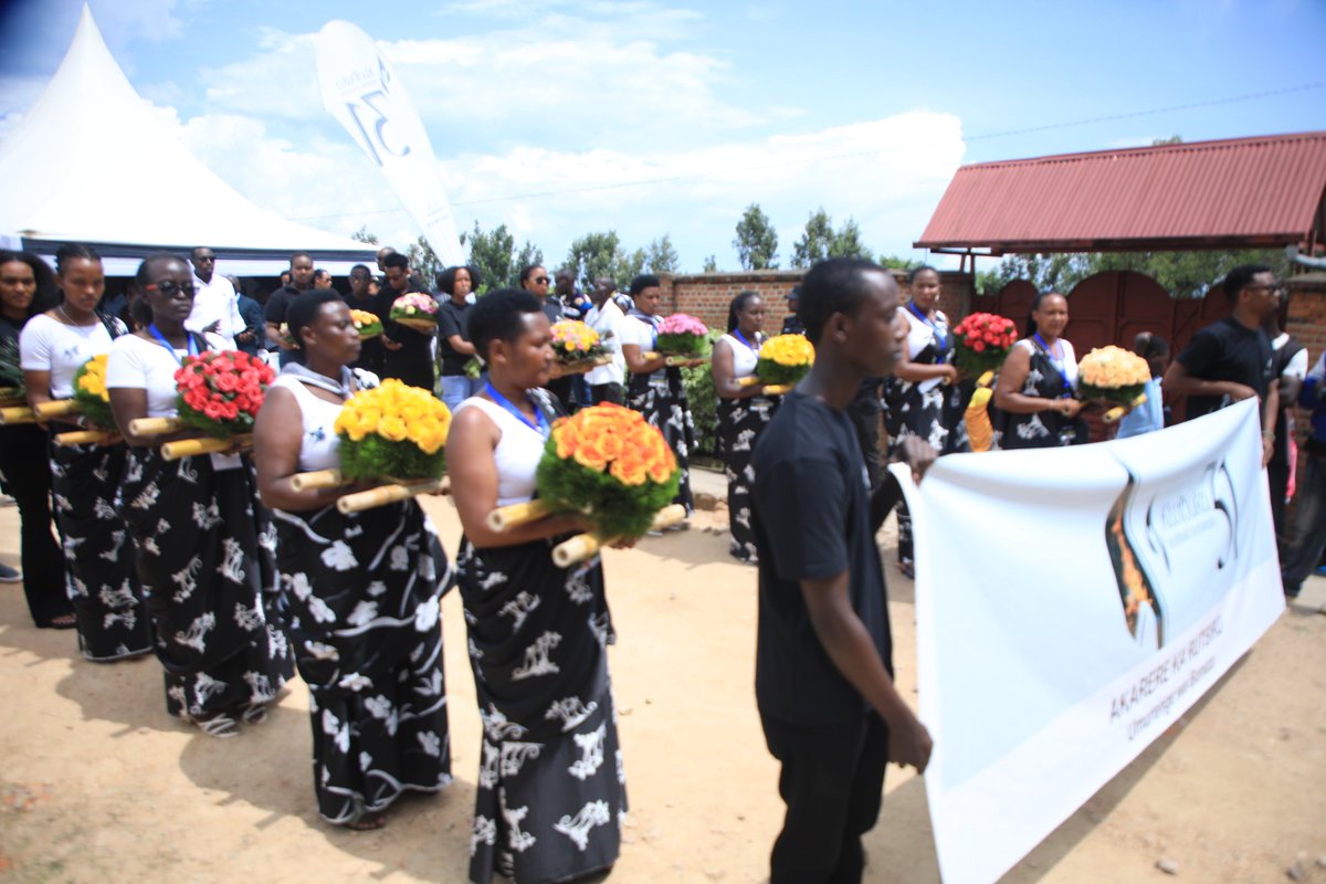 RutsiroDistrict's tweet photo. #Rutsiro: Igikorwa cyo #Kwibuka31 mu murenge wa Boneza cyashojwe no gushyira indabo ku rwibutso rwa Jenoside yakorewe Abatutsi rwa Boneza/ Kinunu mu rwego rwo kuzirikana no guha icyubahiro imibiri 4973 iruhukiyemo. https://t.co/U0vVtpfBSm